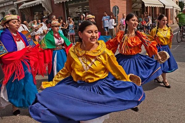 Conjunto Danza Folclórica Cuniburo Cultural Ecuador Realiza Danza Tradicional Calle — Foto de Stock