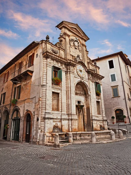 イタリア ウンブリア州 スポレート 古い芸術的な時計塔広場 Piazza Del メルカート 市場正方形 の古代トラバーチン泉 — ストック写真