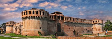 Imola, Bologna, Emilia Romagna, İtalya: antik kale Rocca Sforzesca, gün batımı, ünlü eski İtalyanca kale (14. yüzyıl), Ortaçağ Simgesel Yapı