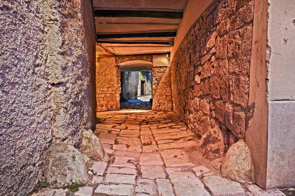 Vodnjan Istrië Kroatië Pittoreske Oude Alley Onderdoorgang Middeleeuwse Stad Buurt — Stockfoto