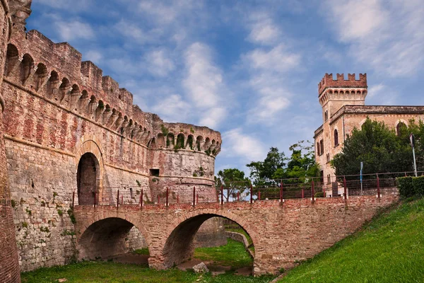 コッレ ヴァル デルサ シエナ トスカーナ イタリア 旧市街への入り口ゲートの堀 都市の中世の要塞の古代の城壁 — ストック写真