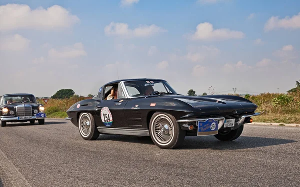 Oldtimer Amerikanischer Sportwagen Chevrolet Corvette Stachelrochen 1963 Oldtimerrennen Gran Premio — Stockfoto