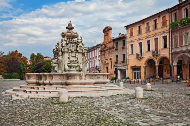 Cesena, Emilia-Romagna, İtalya: Antik Çeşme Fontana del Masini (16. yüzyıl) ve kare Piazza del Popolo eski binalarda