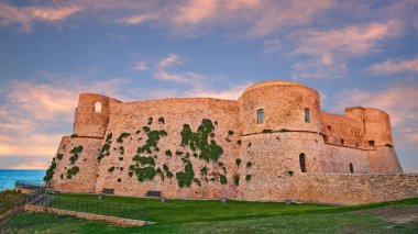 Ortona, Chieti, Abruzzo, İtalya: Antik Aragonca kalede günbatımı, Adriyatik Denizi kıyısında