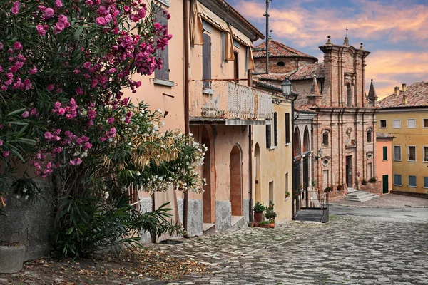 Longiano Forli Cesena Emilia Romagna Italia Paisaje Urbano Con Flores —  Fotos de Stock