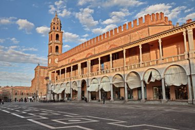 Faenza, Ravenna, Emilia-Romagna, İtalya: Kentin sanatsal seramik için ünlü ortaçağ Sarayı'nın karakteristik çift sundurma Piazza del Popolo (Halk Meydanı)