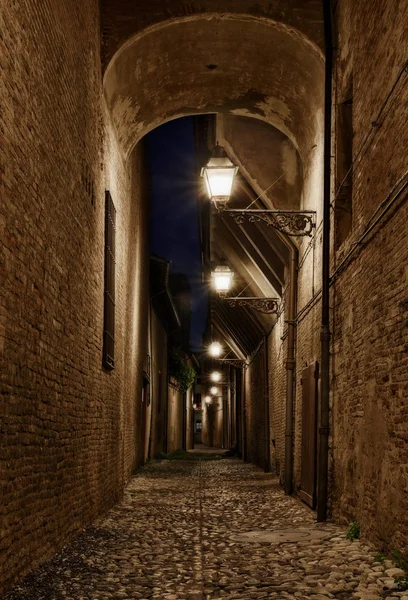 意大利弗利 旧城区狭窄的黑暗小巷 古意大利街 晚上用灯柱和鹅卵石铺装 — 图库照片