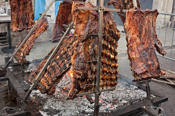 Asado는 쇠고기 불고기 그릴과 일반적인 요리는 주위에 화재와 화로에 불씨에 — 스톡 사진