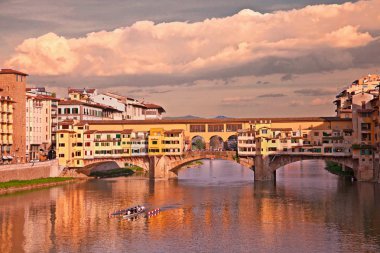 Florence, Toskana, İtalya: manzara, Ponte Vecchio, Arno Nehri esnaf kuyumcular ve kuyumcular eski mağazaları ile ünlü ortaçağ köprüden Simgesel Yapı gün batımında