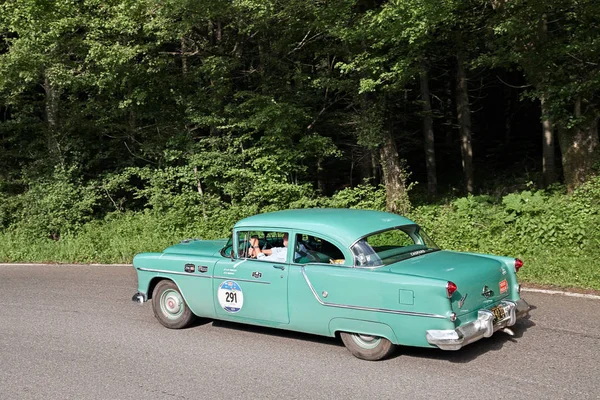 ビンテージ アメリカ車オールズモビル スーパー 1954 古典的な車でレース ミッレミリア 2016 日パッソ デッラ フタナリ — ストック写真