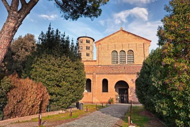 Ravenna, İtalya: Sant'Apollinare Classe, eski İtalyan Katedrali ve Bizans sanatının önemli anıt Bazilikası