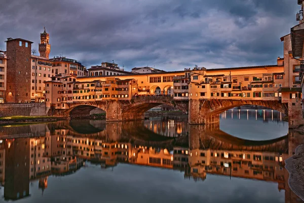 フィレンツェ トスカーナ イタリア 表示ランドマーク ヴェッキオ橋 金細工職人 宝石の古いお店でアルノ川に架かる有名な中世橋の夕暮れ — ストック写真