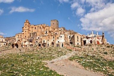 Craco, Matera, Basilicata, İtalya: doğal afetler nedeniyle terk edildi ve şimdi bir turistik ve filme bir yerde hayalet kasaba görünümünü