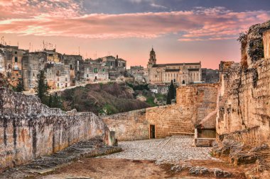 Gravina in Puglia, Bari, İtalya: antik su kemeri Köprüsü'nün girişinde kaynağıyla yolu üzerinde dağ geçidi Marnixkade Katedrali ile tarihi kentin gündoğumu manzaraya