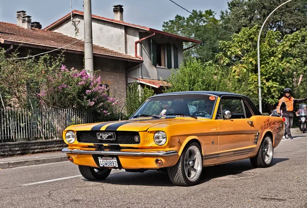 Vintage American Sports Car Ford Mustang Classic Car Rally Memorial — стоковое фото