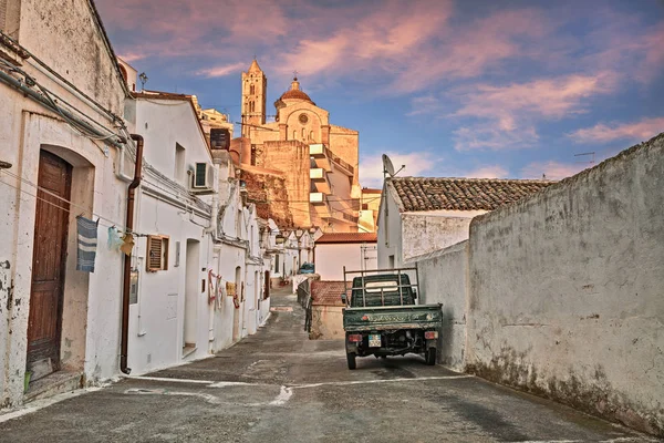 Alley Old Town Typical Houses Ancient Mother Church Background Photo — Stock Photo, Image