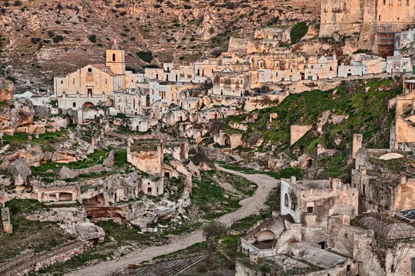 Ginosa Puglia Itálie Krajina Starého Města Starobylým Kostelem Domy Jeskyně — Stock fotografie