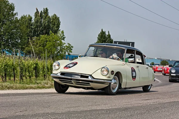 Vintage Francouzská Auto Citroen Ds19 1957 Klasické Auto Závodu Mille — Stock fotografie