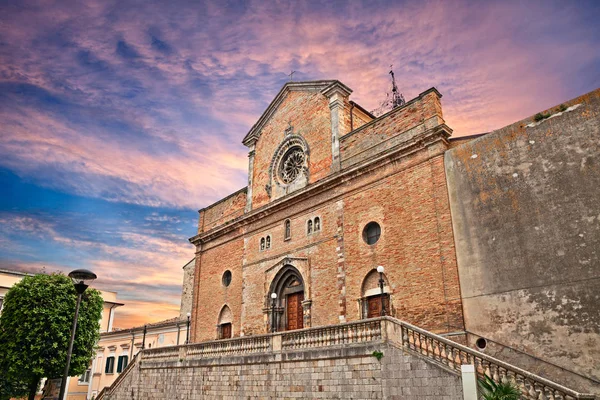 阿特萨 基耶蒂 阿布鲁佐 意大利 中世纪天主教大教堂的圣莱西奥在日落在老城区 — 图库照片