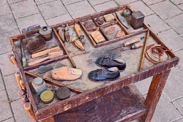 Tavolo Lavoro Con Piccole Scarpe Bambini Vecchi Attrezzi Del Calzolaio — Foto Stock