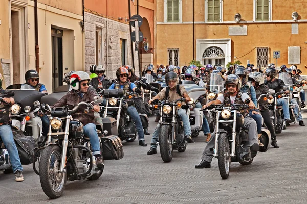 Gruppo Motociclisti Sella Alle Moto Americane Harley Davidson Durante Raduno — Foto Stock