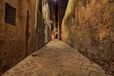 Florence, Toskana, İtalya: eski şehrin gece karanlık dar sokakta tarafından eski sokak lambası yaktı.