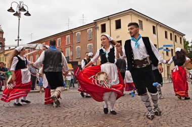 Halk Dansları Topluluğu Bova Marina, Calabria, İtalya ' dan Irizema geleneksel dans tarantella kasaba meydanında gerçekleştirir sırasında Uluslararası Folklor Festivali, 2 Ağustos 2015 yılında Russi, Ravenna, İtalya