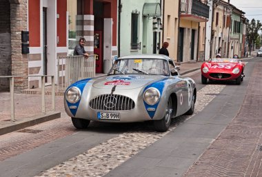 Mercedes-Benz 300 Sl W194 prototip (1952) rekabet arabada tarihsel klasik otomobil sürücüleri Toto Wolff ve Aldo Costa Mille Miglia, yarış günü 19 Mayıs 2017 yılında Gatteo, Fc, İtalya