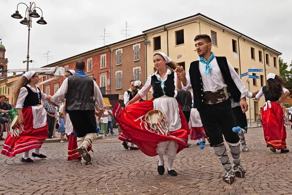 Halk Dansları Topluluğu Bova Marina, Calabria, İtalya ' dan Irizema geleneksel dans tarantella kasaba meydanında gerçekleştirir sırasında Uluslararası Folklor Festivali, 2 Ağustos 2015 yılında Russi, Ravenna, İtalya