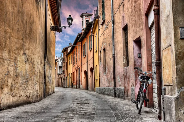 伊莫拉 波隆纳 意大利 狭窄的街道在日落在老镇与自行车 街道灯 色的房子和钟楼 — 图库照片