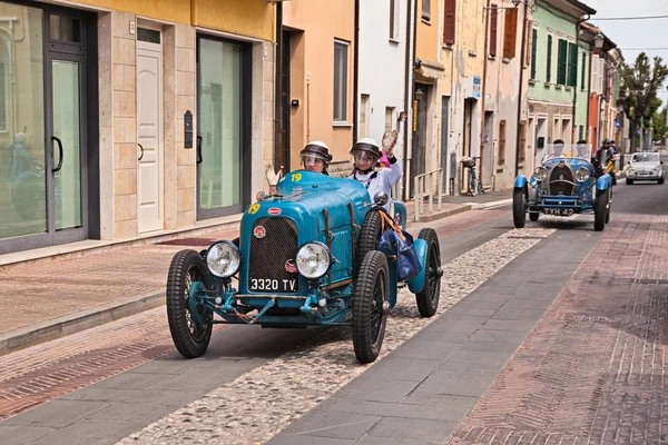 Экипаж Marini Stoeckelmann Старой Bugatti 1920 Исторической Классической Гонке Mille — стоковое фото