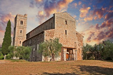 Montalcino, Toskana, İtalya: Sant'Antimo Abbey, eski bir Benedictine Manastırı Siena eyaletinin Orta Çağ Katolik Kilisesi var. En önemli mimarileri, Tuscan Romanesk biridir