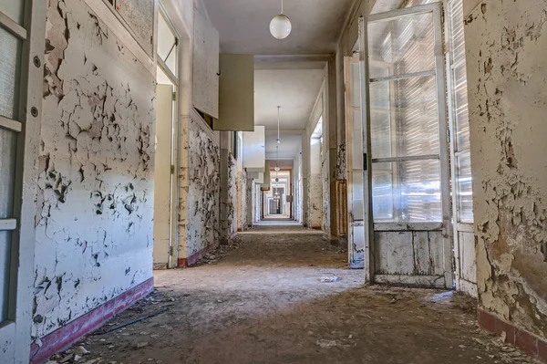 Interior Edifício Abandonado Com Escombros Escombros Corredor Desolado Antigo Hospital — Fotografia de Stock