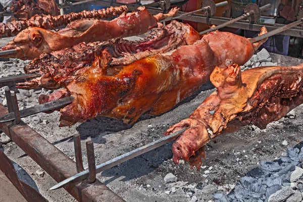 Escupir Asado Cerdo Entero Cocinado Sobre Carbones Calientes Tradiciones Gastronómicas —  Fotos de Stock