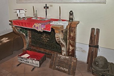 eski Katolik altar ve Dünya Savaşı sırasında şehir maruz 2 dizi Amerikan taşınabilir papaz 
