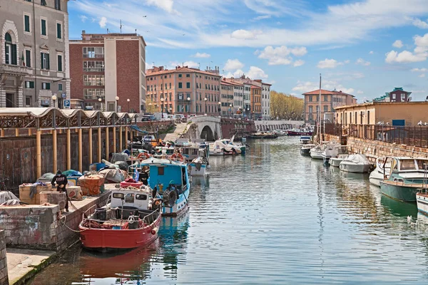 Vista Pitoresca Antigo Canal Portuário Característico Com Barcos Pesca Cidade — Fotografia de Stock