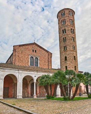 Ravenna, Emilia Romagna, İtalya: Antik Katolik kilise bazilika Sant'Apollinare Nuovo yuvarlak çan kulesi ile