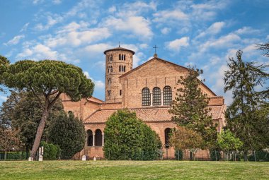 Ravenna, İtalya: Sant'Apollinare Classe, eski İtalyan Katedrali ve Bizans sanatının önemli anıt Bazilikası