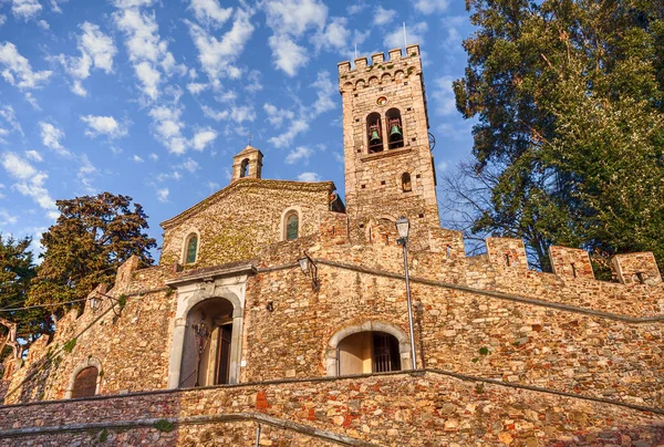 カスタニェート カルドゥッチ レグホン トスカーナ イタリア 古代のサン ロレンツォ教会 Giosue カルドゥッチのイタリアの詩人が住んでいた村の旧市街 — ストック写真