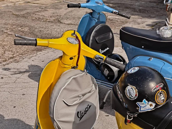 Scooter Clássico Amarelo Vespa Com Tampa Roda Sobressalente Estacionada Durante — Fotografia de Stock