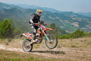 5 Temmuz 2015 yılında Predappio, Fc, İtalya üzerinde Motorally Terre di Romagna, İtalyan Şampiyonası sırasında Ktm 450 hariç yeşil Hills motorcu Enduro sürme motosiklet