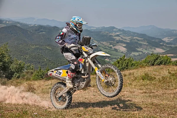 Biker Riding Enduro Motorcycles Husqvarna 450 Green Mountains Italian Championship — Stock Photo, Image
