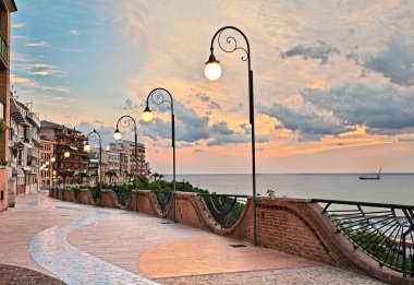 Ortona, Abruzzo, İtalya: deniz şafak, Adriyatik Denizi üzerinde sokak lambası ile güzel Teras 