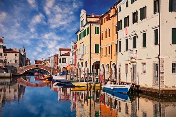 丘吉亚 威尼斯 意大利 运河在老镇与桥梁 小船和五颜六色的反射在古建筑的水 — 图库照片