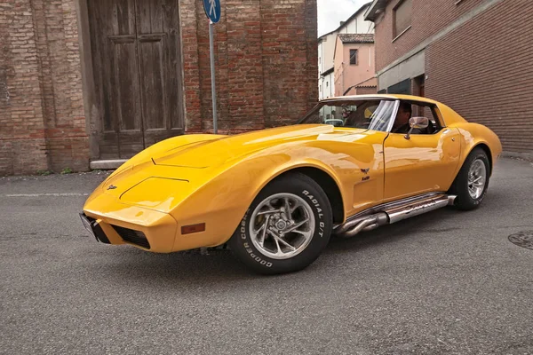 Klasik Amerikan spor araba Cheevrolet Corvette C3 Stingray yetmişli ile yan boru egzoz içinde 24 toplantı otomatik vintage 11 Kasım 2018 yılında Bagnacavallo, Ra, İtalya