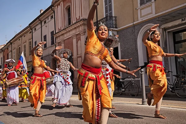 Bailarines Populares Sri Lanka Realizan Danza Tradicional Calle Ciudad Durante — Foto de Stock