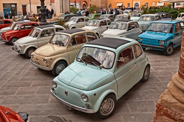 Włoskie Samochody Fiat 500 Zaparkowany Przy Głównym Placu Ciągu Vintage — Zdjęcie stockowe