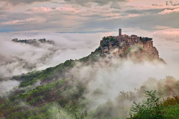 Civita Bagnoregio Viterbo Włochy Malowniczy Krajobraz Świcie Starożytnej Miejscowości Mgłą — Zdjęcie stockowe