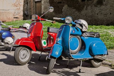 İtalyan scooter Vespa, 90 model ön planda süper Sprint Benzin tankında klasik scooter ile Imola (Bo) İtalya'da 14 Nisan 2013 