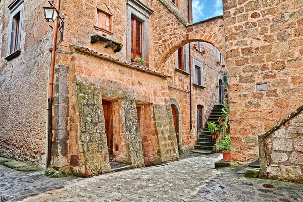 意大利拉齐奥维泰博市奇维塔 迪巴格诺雷乔 Civetbo 在伊特鲁里亚时间建立的凝灰岩山上建造的中世纪村庄的老城 — 图库照片